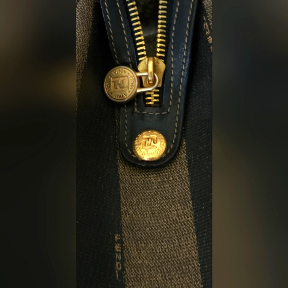 FENDI Vintage ‘Peguin’ EUC Satchel that can convert to Cross-Body/Shoulder Bag 🔥 - Picture 5 of 15